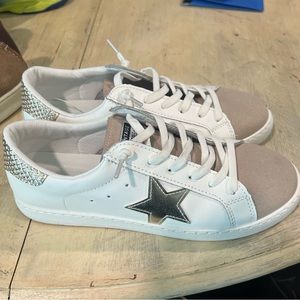 Vintage Havana new without a box sz 8 Betsy’s White/Gold Camel